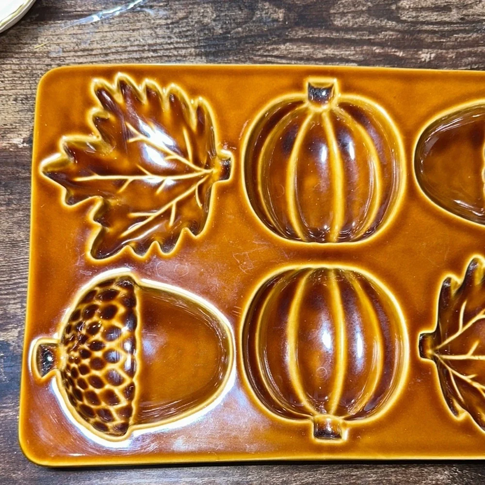 Crate & Barrel Fall Harvest Acorn/Pumpkin/Leaves Baking Cakelet Muffin Pan
